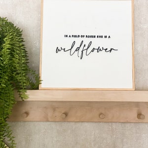 Dans un champ de roses Elle est une fleur sauvage / WallArt minimaliste / Art mural 3D / Citation Wall Print