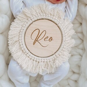 Gepersonaliseerde babyaankomstbord | Hello World My Name Is-bord Gegraveerde babynaamplaat | Houten | Schijf voor fotoprop voor sociale media| macramé