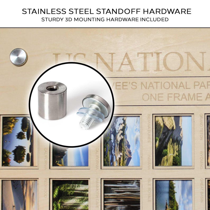 Op de afbeelding: Roestvrijstalen standoff hardware met stevige 3D montage hardware inbegrepen. De afbeelding toont een close-up van de hardware, inclusief een cilindrische standoff en een schroef met een doorzichtige plastic ring. De achtergrond is een houten frame met landschapsfoto's.