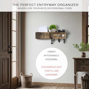Pu&ograve; includere: Un organizer in legno per l'ingresso con un ripiano, ganci per chiavi e una piccola pianta. L'organizer ha il testo "THE PERFECT ENTRYWAY ORGANIZER" e "NEVER LOSE YOUR KEYS OR PERSONAL ITEMS". C'&egrave; anche il testo "HANDY, AFFORDABLE, PERSONAL, THE PERFECT GIFT, THEY'LL USE, EVERYDAY."