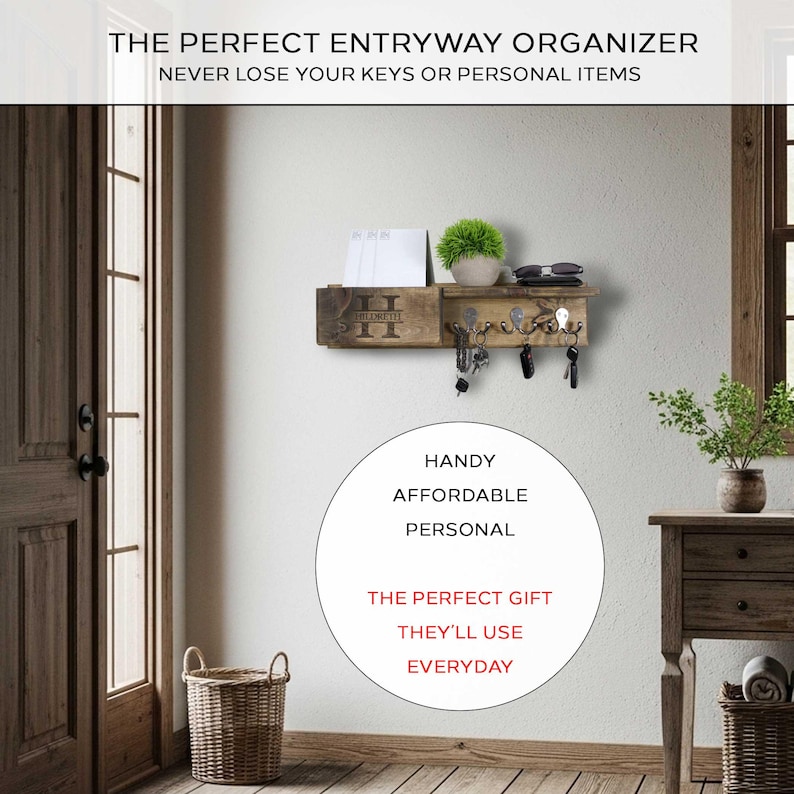 Pu&ograve; includere: Un organizer in legno per l'ingresso con un ripiano, ganci per chiavi e una piccola pianta. L'organizer ha il testo "THE PERFECT ENTRYWAY ORGANIZER" e "NEVER LOSE YOUR KEYS OR PERSONAL ITEMS". C'&egrave; anche il testo "HANDY, AFFORDABLE, PERSONAL, THE PERFECT GIFT, THEY'LL USE, EVERYDAY."