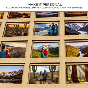 Op de afbeelding: Houten displaybord met meerdere fotolijsten, elk met schilderachtige uitzichten uit verschillende nationale parken. De tekst "MAKE IT PERSONAL" en "ADD YOUR PICTURES, SHARE YOUR NATIONAL PARK ADVENTURES" staat bovenaan.