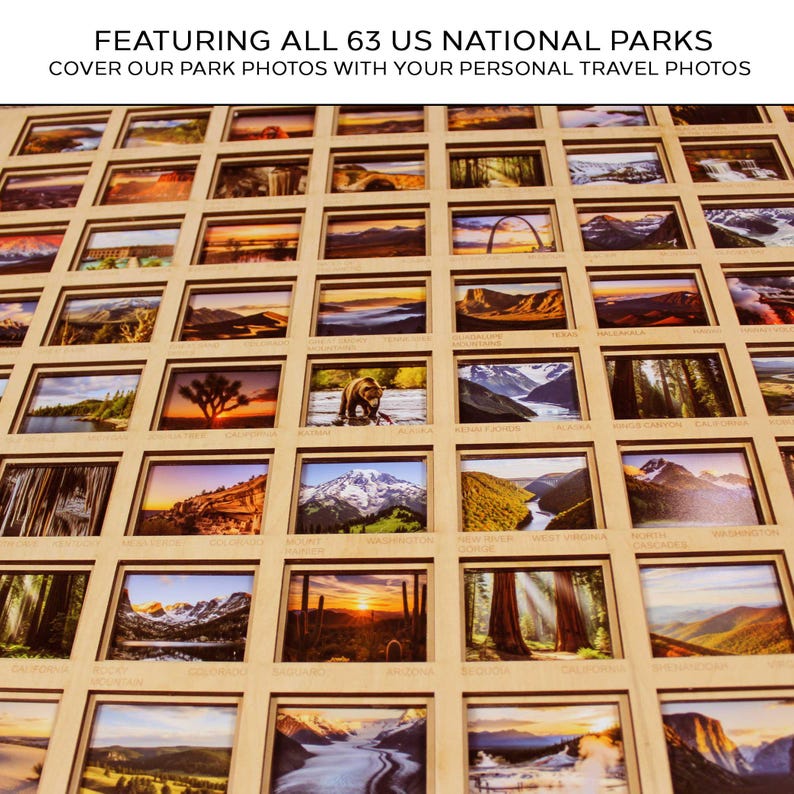Op de afbeelding: Een houten display met 63 Amerikaanse nationale parken. Elk park heeft een foto en de display bevat de tekst "FEATURING ALL 63 US NATIONAL PARKS COVER OUR PARK PHOTOS WITH YOUR PERSONAL TRAVEL PHOTOS". De display is ontworpen om persoonlijke reisfoto's te bevatten.