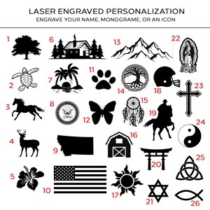 Pu&ograve; includere: Una collezione di icone incise al laser, tra cui un albero, una casa, montagne, una tartaruga, un cavallo, un cervo, un fiore, la bandiera americana, un'impronta di zampa, una farfalla, un fienile, un sole e altro ancora. Testo: LASER ENGRAVED PERSONALIZATION.