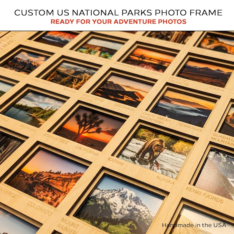 Op de afbeelding: Houten fotolijst met meerdere sleuven, elk met een andere afbeelding van een Amerikaans nationaal park. De lijst bevat de tekst "CUSTOM US NATIONAL PARKS PHOTO FRAME READY FOR YOUR ADVENTURE PHOTOS" en "Handmade in the USA".