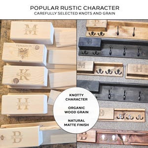 Pu&ograve; includere: Mensole e scatole da parete in legno con iniziali e nomi incisi. Le mensole hanno ganci per appendere oggetti. Il testo nell'immagine dice "Popular Rustic Character" e "Carefully Selected Knots and Grain".