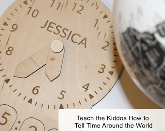 Könnte beinhalten: Eine Holzuhr mit beweglichen Zeigern, personalisiert mit dem Namen "JESSICA". Die Uhr ist so konzipiert, dass Kinder lernen, die Zeit auf der ganzen Welt zu lesen. Im Hintergrund ist ein Globus zu sehen.