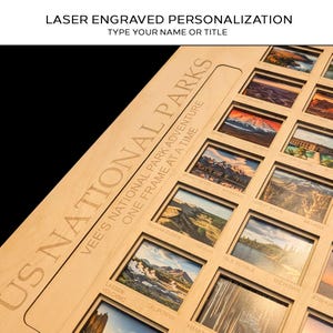 Op de afbeelding: Een houten frame voor foto's van Amerikaanse nationale parken, met lasergravure. Het frame heeft uitsparingen voor foto's van nationale parken. Tekst bevat "VEE'S NATIONAL PARK ADVENTURE ONE FRAME AT A TIME" en "LASER ENGRAVED PERSONALIZATION TYPE YOUR NAME OR TITLE".