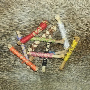 Könnte beinhalten: Handgefertigtes Holzschild mit dem Text "Welcome" in verspielter Schrift. Das Schild hat einen verwitterten weißen Hintergrund und einen dunkelbraunen Rand, ideal für eine Eingangstür. Das Schild misst ca. 30 cm breit und 15 cm hoch.