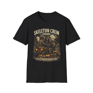 Könnte beinhalten: Ein schwarzes T-Shirt mit kurzen Ärmeln und einem Grafikdruck, der einen Sensenmann auf einem Traktor mit einem Kuhschädel, einem Huhn und einem Waschbären zeigt. Der Text lautet SKELETON CREW FARMS und GROWING YOUR NIGHTMARES.