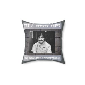 Cuscino Ed Kemper, decorazione a tema true crime, cuscino quadrato in poliestere filato immagine 1