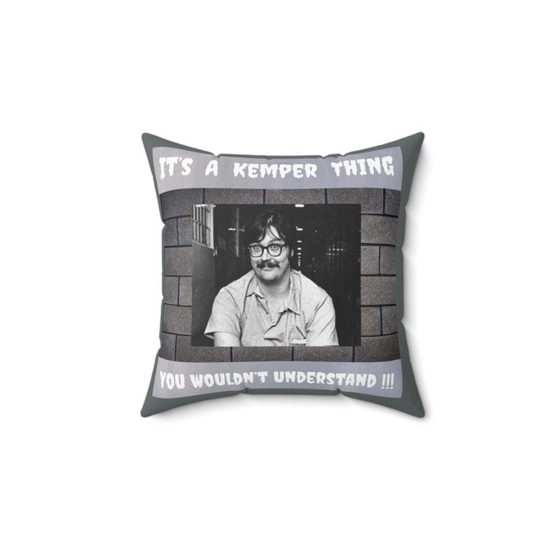 Cuscino Ed Kemper, decorazione a tema true crime, cuscino quadrato in poliestere filato immagine 1