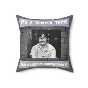 Cuscino Ed Kemper, decorazione a tema true crime, cuscino quadrato in poliestere filato immagine 8