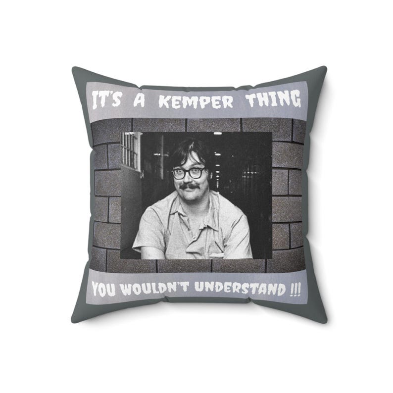 Cuscino Ed Kemper, decorazione a tema true crime, cuscino quadrato in poliestere filato immagine 8