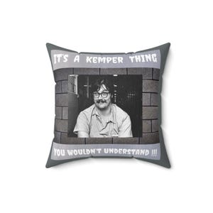 Cuscino Ed Kemper, decorazione a tema true crime, cuscino quadrato in poliestere filato immagine 4