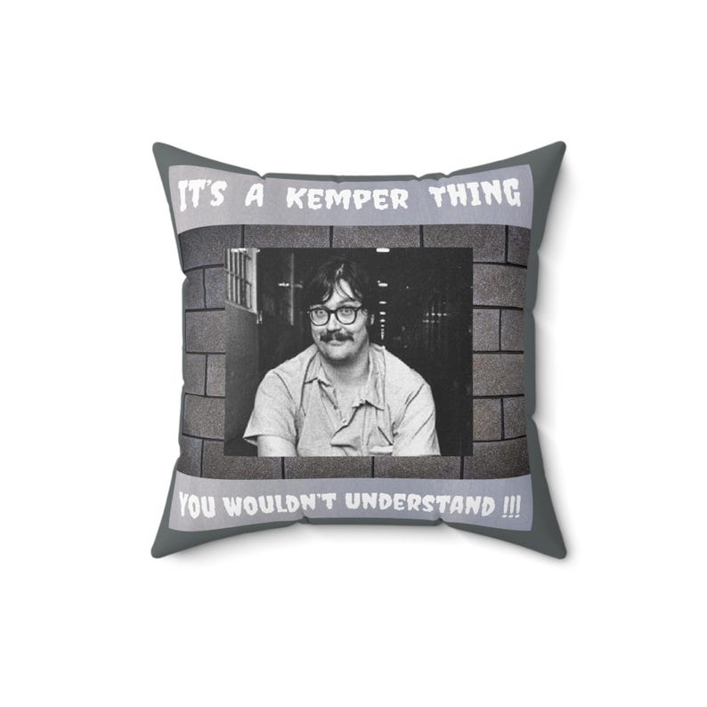 Cuscino Ed Kemper, decorazione a tema true crime, cuscino quadrato in poliestere filato immagine 4