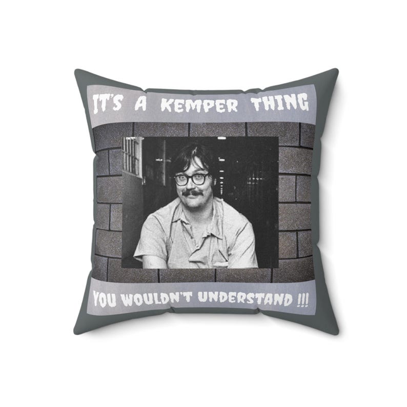 Cuscino Ed Kemper, decorazione a tema true crime, cuscino quadrato in poliestere filato immagine 7
