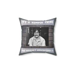Cuscino Ed Kemper, decorazione a tema true crime, cuscino quadrato in poliestere filato immagine 2