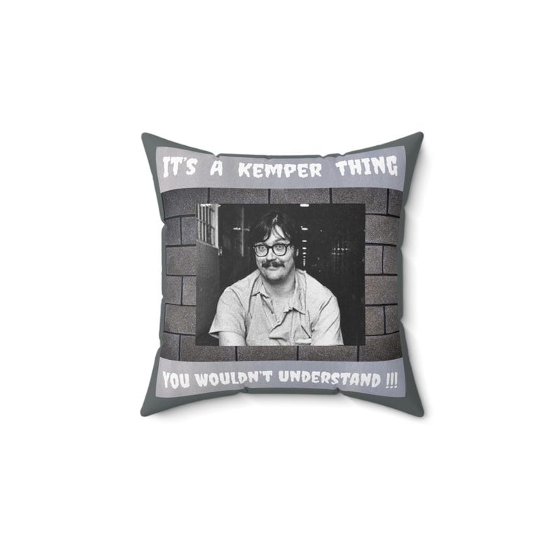 Cuscino Ed Kemper, decorazione a tema true crime, cuscino quadrato in poliestere filato immagine 2