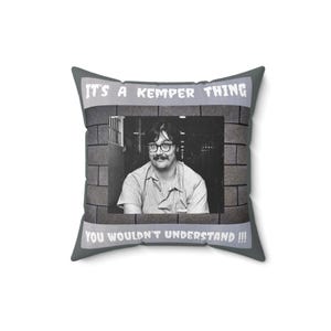 Cuscino Ed Kemper, decorazione a tema true crime, cuscino quadrato in poliestere filato immagine 5