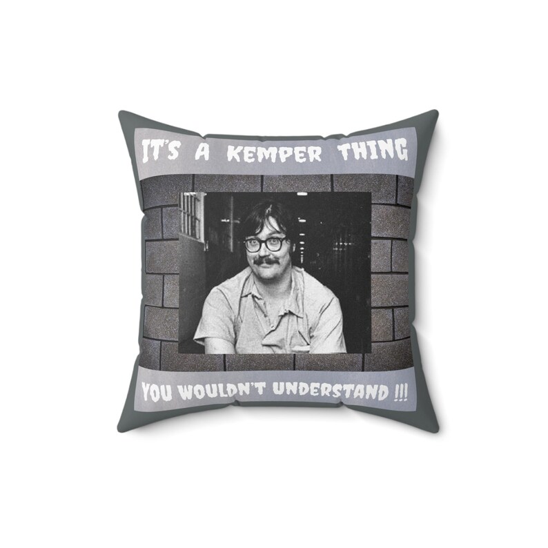 Cuscino Ed Kemper, decorazione a tema true crime, cuscino quadrato in poliestere filato immagine 5
