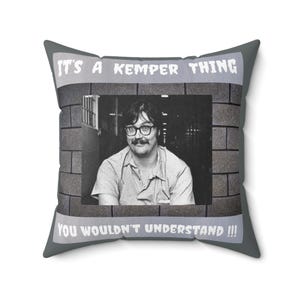 Cuscino Ed Kemper, decorazione a tema true crime, cuscino quadrato in poliestere filato immagine 10