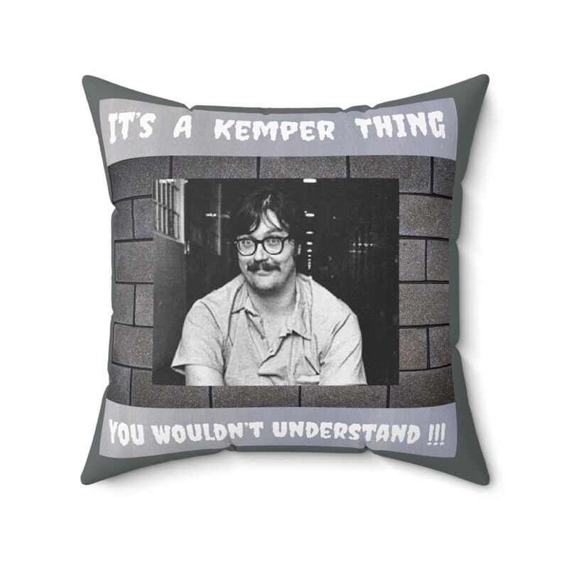 Cuscino Ed Kemper, decorazione a tema true crime, cuscino quadrato in poliestere filato immagine 10