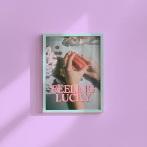 Feeling Lucky Print, Glückliches Mädchen Zitat, Retro Karten Poster, Glückliches Mädchen-syndrom Kunst, trendige Wandkunst, ästhetischer Druck, Wohnheim Kunst, Spielkarten Kunst