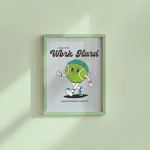 Stampa Work Hard, stampa tennis retrò, stampa da parete blu, arte da parete per bambini carina, poster cartone animato retrò, stampa citazione retrò, stampe di cartoni animati, arte per bambini