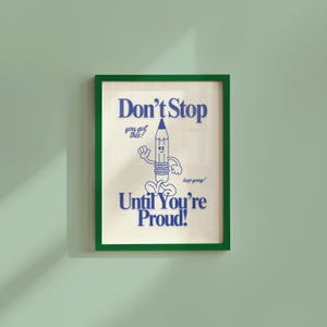 Keep Going Art: Niedliches Retro Klassenzimmer Poster, Funky Bleistift Cartoon, blaues Dekor, Groovy Maskottchen Wandkunst