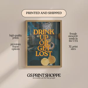 Verticale kunstdruk Drink Up or Get Los
