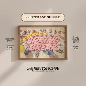 Puede incluir: Impresión enmarcada con una escena de playa que presenta las palabras "Welcome to Spring Break" en rosa y amarillo. La imagen incluye personas tomando el sol y sombrillas coloridas, con texto que dice "high quality prints" y "XL print sizes".