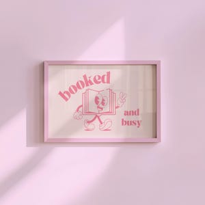 Booked and Busy, Retro Zitat, Digitaldrucke Kunst, herunterladbare Kunst, Lesen Kunstdrucke, Retro Cartoon Poster, Ermutigende Poster, Rosa Kunst