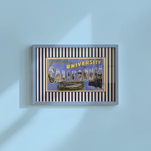Puede incluir: Arte de postal vintage enmarcado con la Universidad de California. La postal tiene una combinación de colores azul y dorado con las palabras "Greetings from University of California" e imágenes del campus. El marco es azul claro con un patrón de rayas.