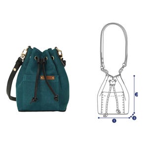 Peut inclure: Sac seau en toile bleu sarcelle avec un cordon de serrage noir et une bandoulière noire. Le sac a une petite poche sur le devant et mesure environ 20 cm de large sur 25 cm de haut.