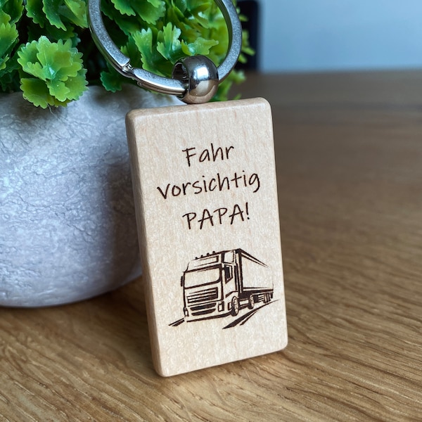 Schlüsselanhänger mit Gravur Fahr Vorsichtig Geschenk LKW Fahrer Vatertag Papa personalisiert Holz nachhaltig Geschenkidee in Deutschland