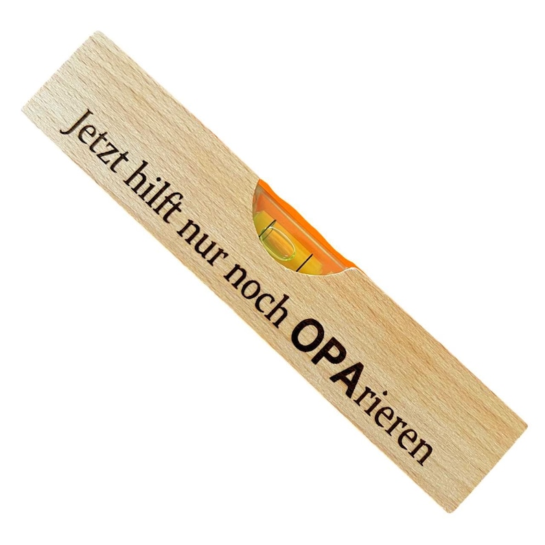 May include: A wooden level with the text "Jetzt hilft nur noch OPA rieren" engraved on it. The level is orange and has a clear bubble level.