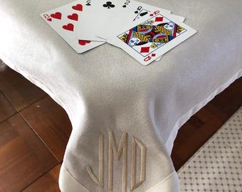 Tarjeta monograma beige de 58", cubierta para mesa de canasta y puente