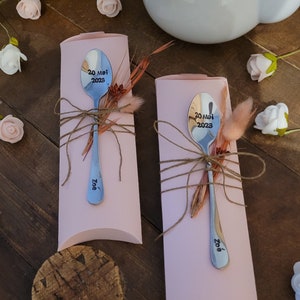 Gepersonaliseerde gesuikerde amandel gastgeschenk Huwelijksdoop, gepersonaliseerde lepel en gesuikerde amandel