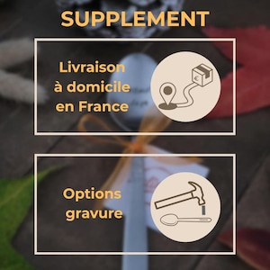 Peut inclure: Image avec le mot "SUPPLEMENT" en haut. En dessous, le texte indique "Livraison à domicile en France" avec un graphique d'une boîte et d'une épingle de localisation. Une autre section indique "Options gravure" avec un graphique de marteau et de cuillère.