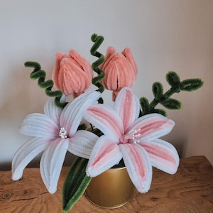 Boeket van onsterfelijke bloemen gemaakt van chenilledraad/pijpenragerdraad. Boeketten van 6 bloemen. Dankjewel, juf.