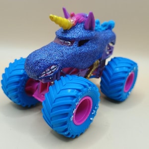 Spin Master Custom Monster Jam Sparkle Smash - Blue Sparkle Edition 1:64 Diecast image 2
