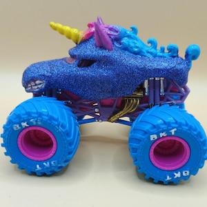 Spin Master Custom Monster Jam Sparkle Smash - Blue Sparkle Edition 1:64 Diecast image 3
