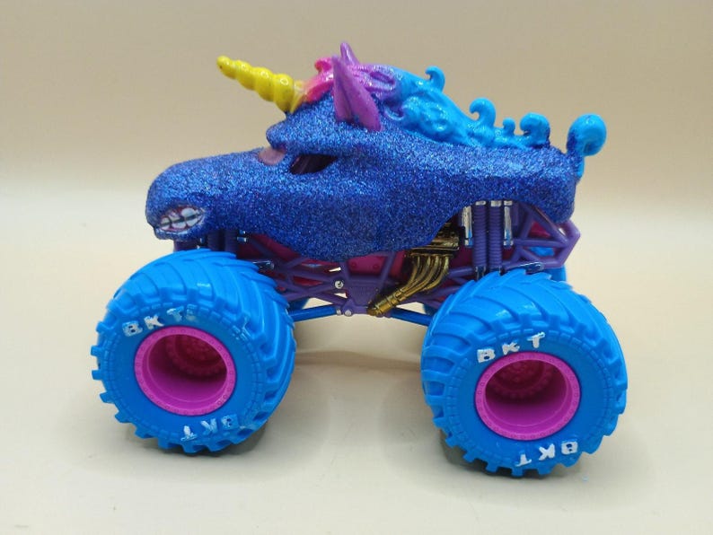 Spin Master Custom Monster Jam Sparkle Smash - Blue Sparkle Edition 1:64 Diecast image 3