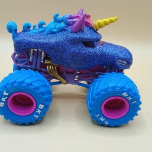 Spin Master Custom Monster Jam Sparkle Smash - Blue Sparkle Edition 1:64 Diecast image 4