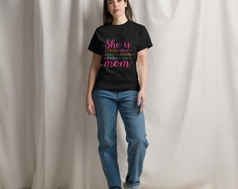 SHE IS MOM - Happy Mother's Day - Klassiek T-shirt