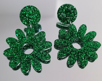 Boucle d'oreille fleur petite marguerite verte acrylique vert pailleté