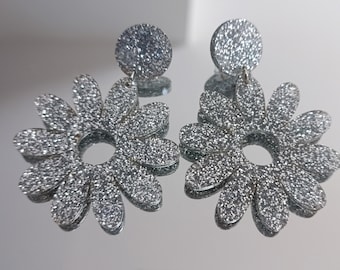 Boucles d'oreilles fleur marguerite grand modèle paillettes acrylique argenté