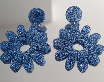 Boucles d'oreilles fleur marguerite grand modèle paillettes acrylique bleu