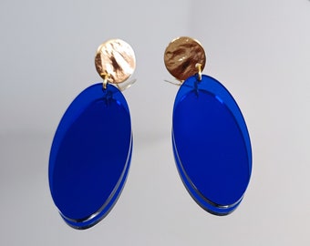 Boucle d'oreille acrylique bleu translucide et puce acier inoxydable effet martelé doré à l'or fin